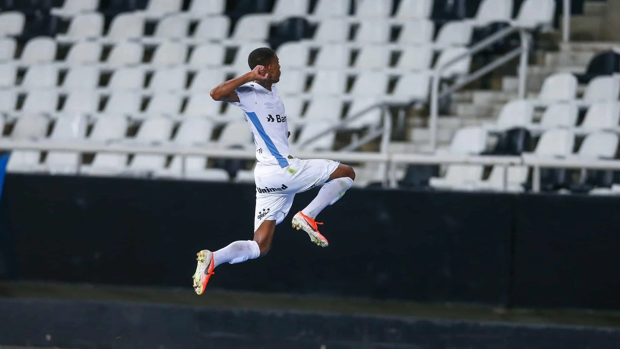 Um belo gol de falta de Jean Pyerre garantiu a importante vit&oacute;ria do Gr&ecirc;mio