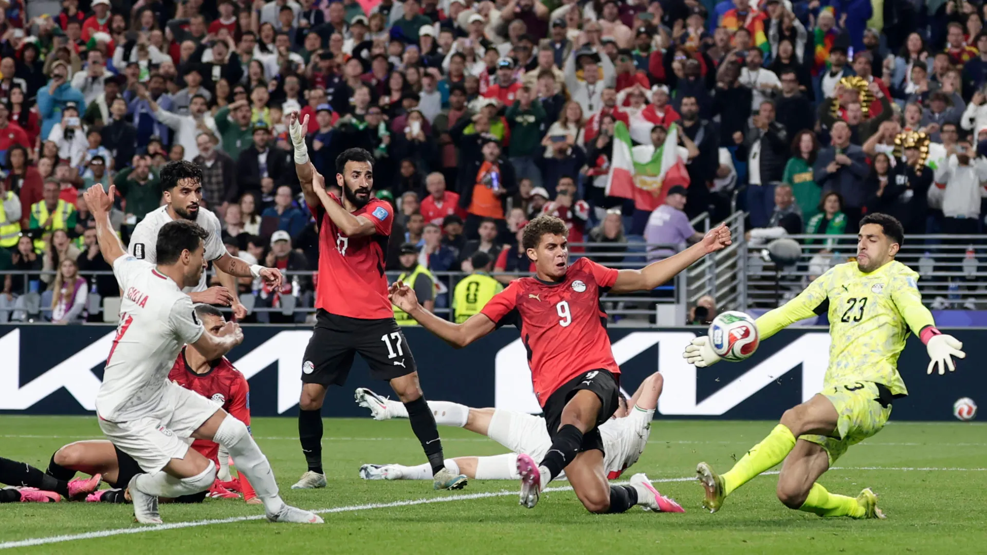 Shoja Khalilzadeh (&agrave; esquerda, na frente), jogador do Ir&atilde;, finaliza durante a partida entre Egito e Ir&atilde; pelo Grupo G da Copa do Mundo FIFA 2026, no Seattle Stadium, nos Estados Unidos, em 26 de junho de 2026.