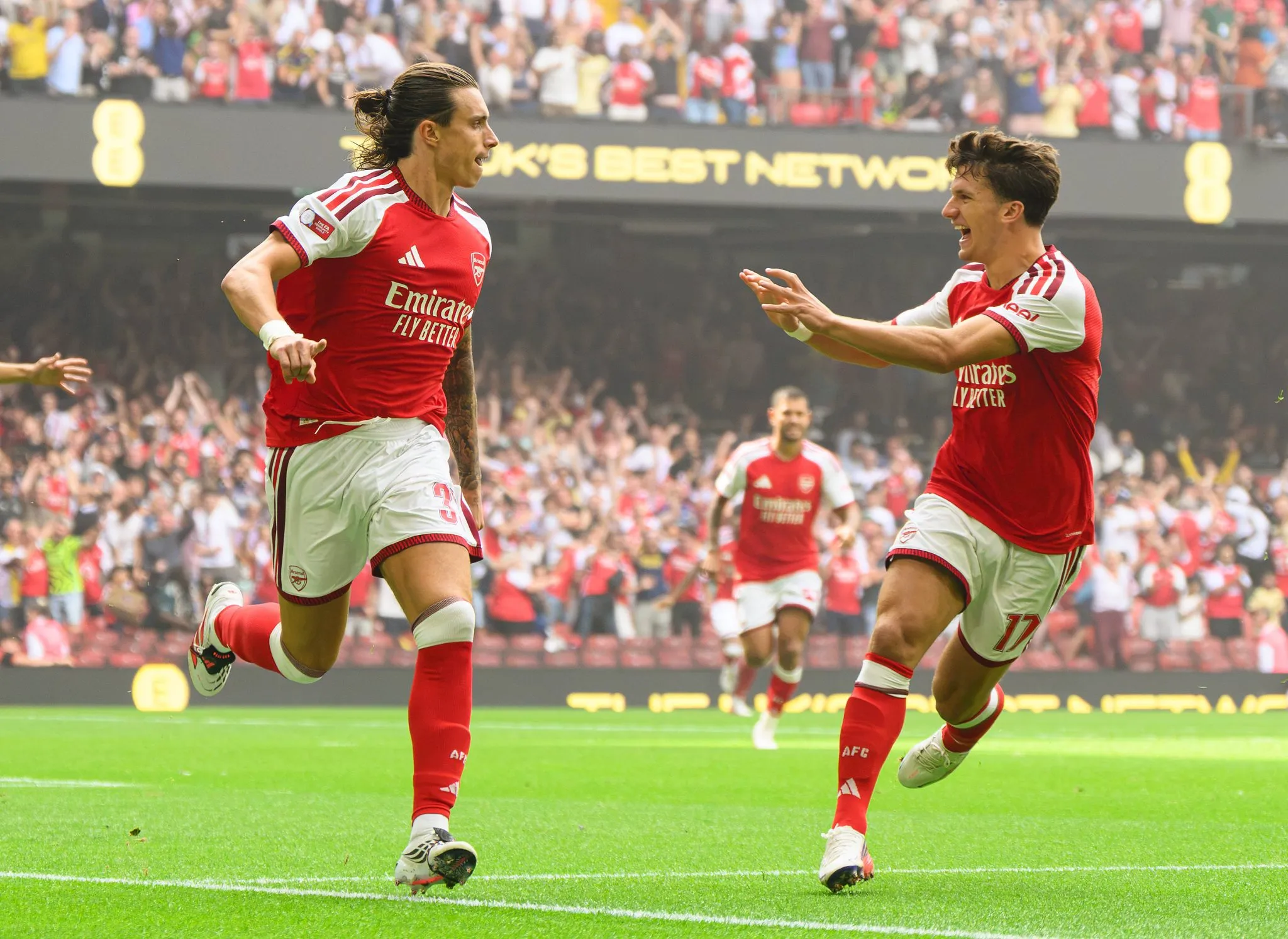 Calafiori e Tzolis comemoram gol do Arsenal