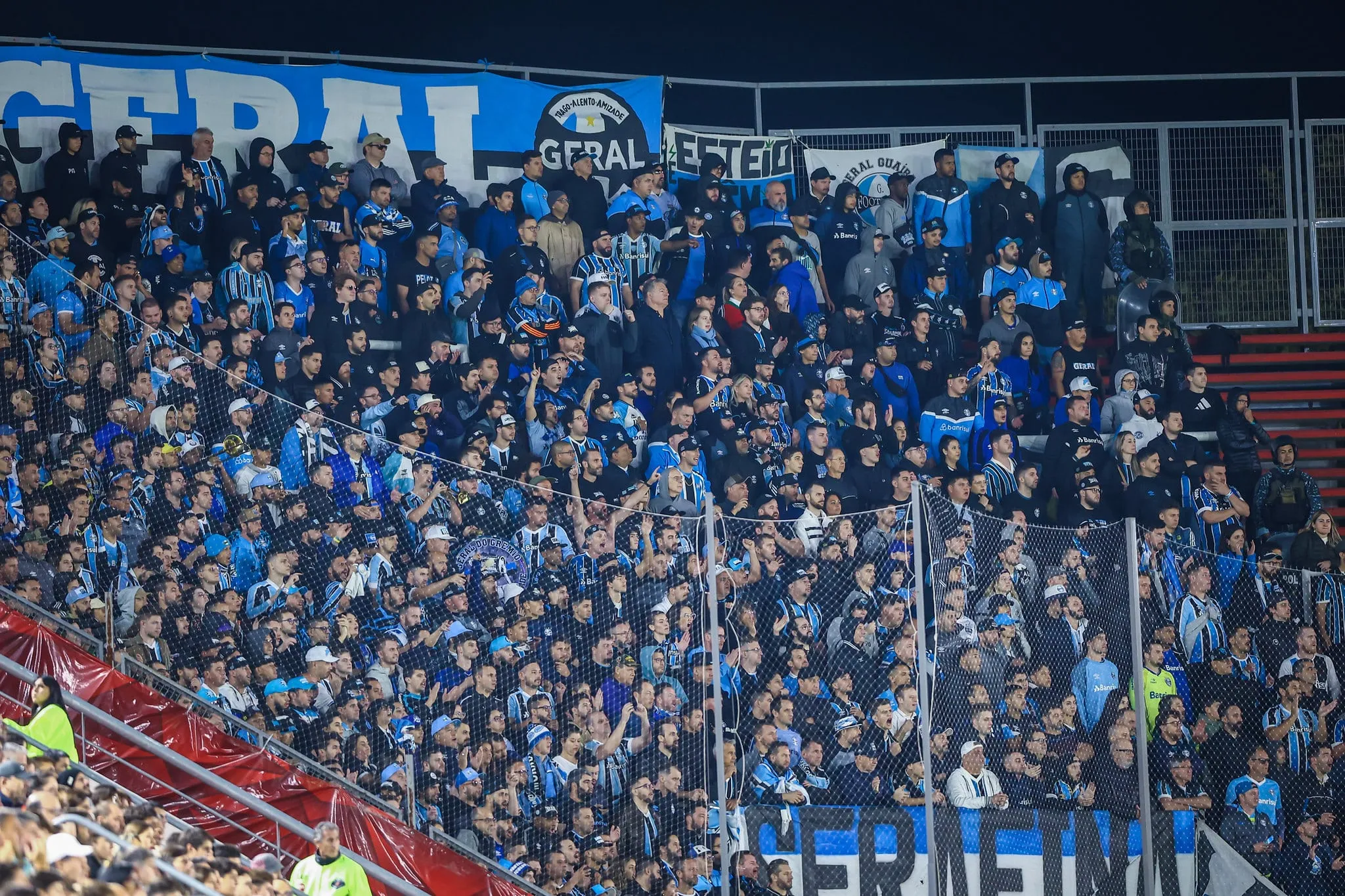 N&atilde;o bastou o alerta: Gremistas foram v&iacute;tima de racismo no jogo contra o Estudiantes