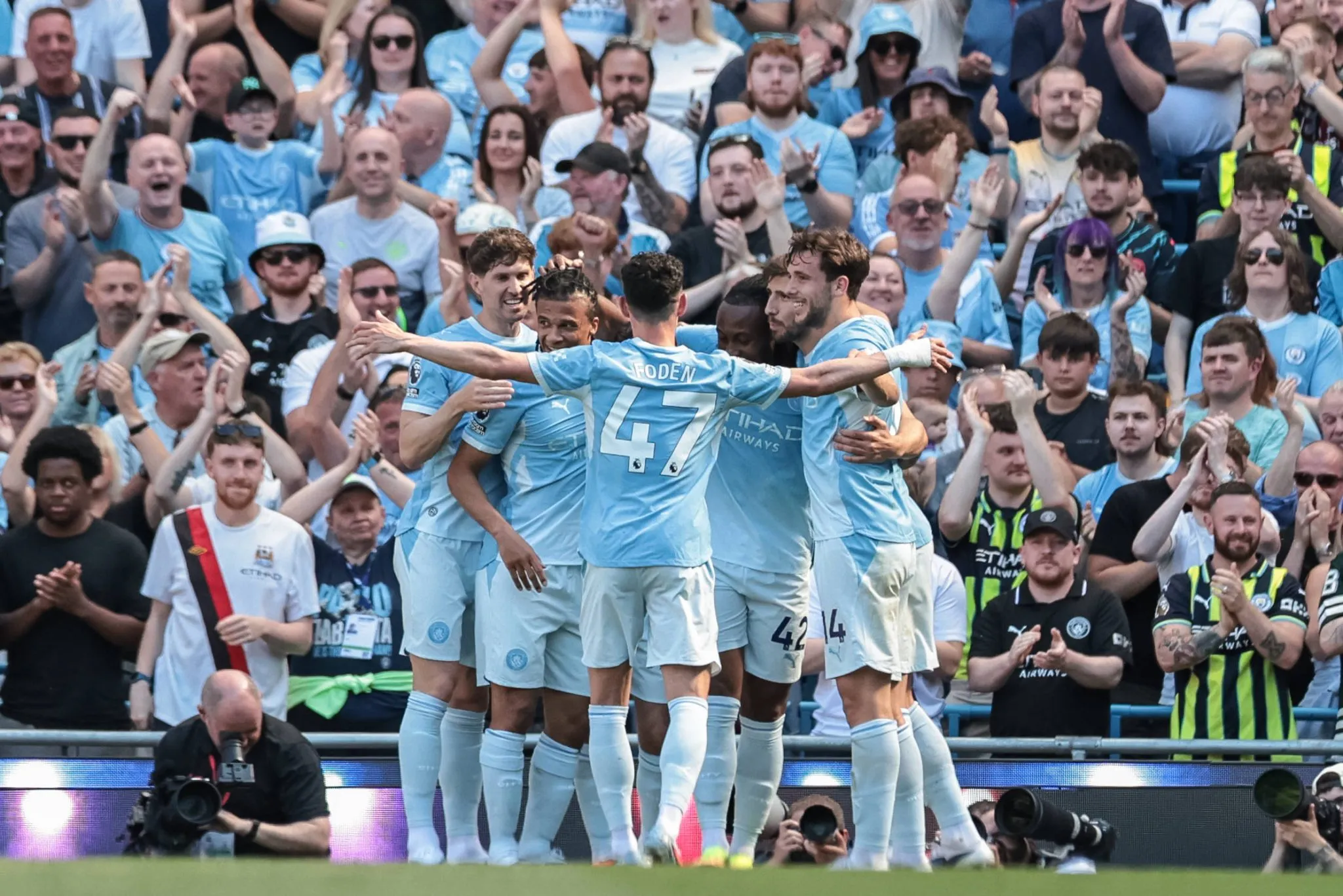 Jogadores do Manchester City celebram gol no Etihad Stadium