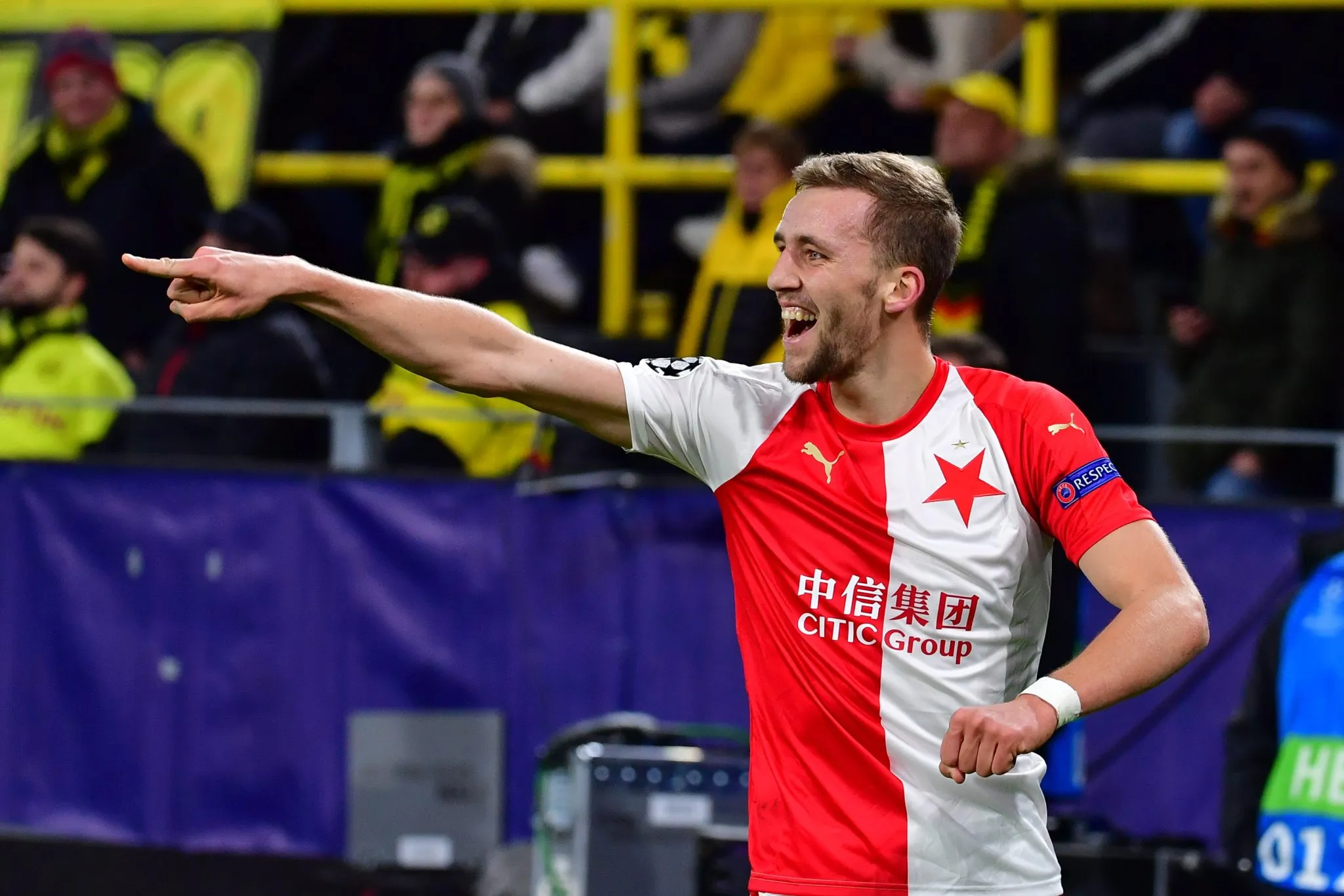 Soucek comemora gol pelo Slavia Praga contra Borussia Dortmund na Champions League, em 2019 (Foto: Imago/Revierfoto)