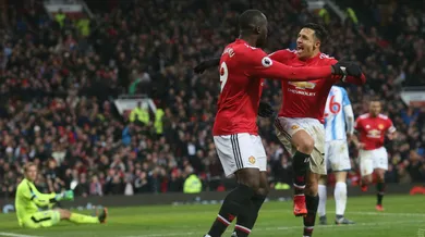 S&aacute;nchez come&ccedil;a com o p&eacute; direito em Old Trafford: Boa atua&ccedil;&atilde;o, gol e vit&oacute;ria