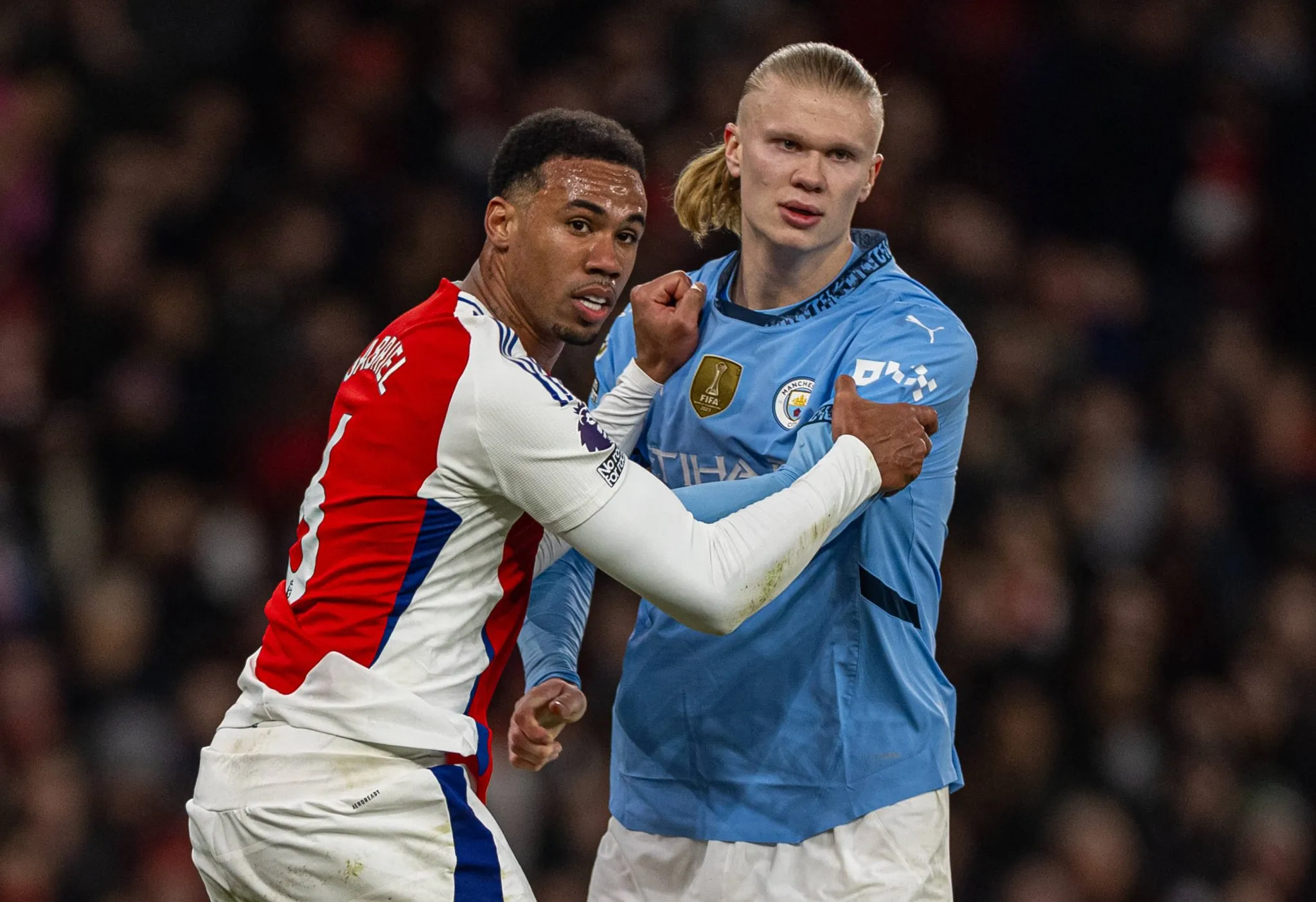 Gabriel Magalh&atilde;es agarra Erling Haaland durante Arsenal x Manchester City (Foto: Imago/Propaganda Photo)
