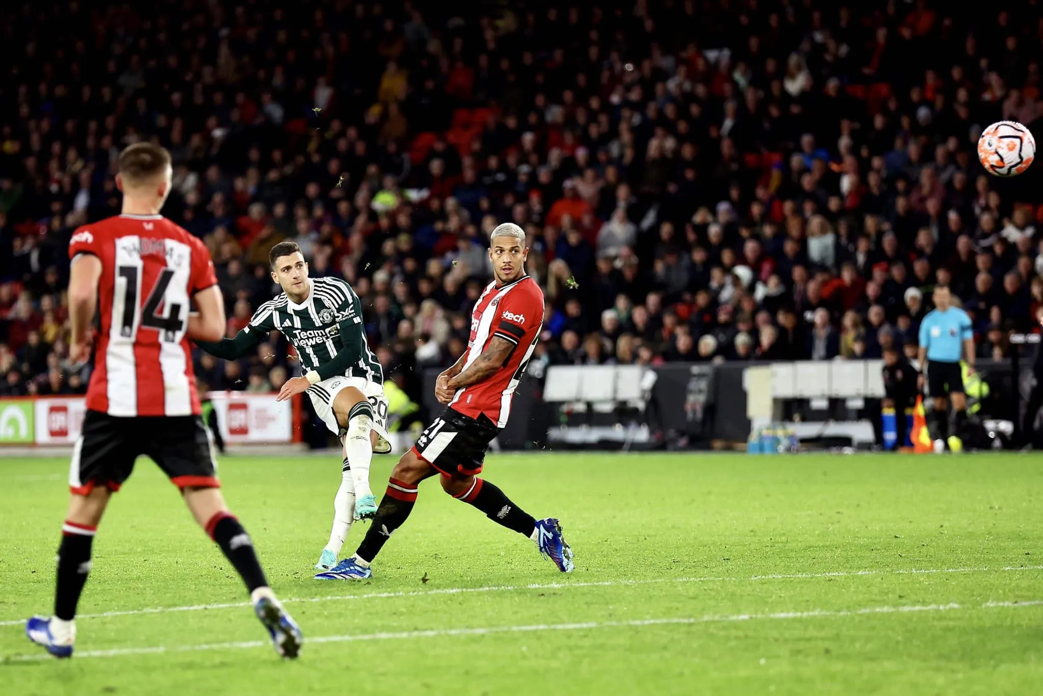 Manchester United honra Sir Bobby Charlton com gola&ccedil;o de Dalot para vencer o Sheffield
