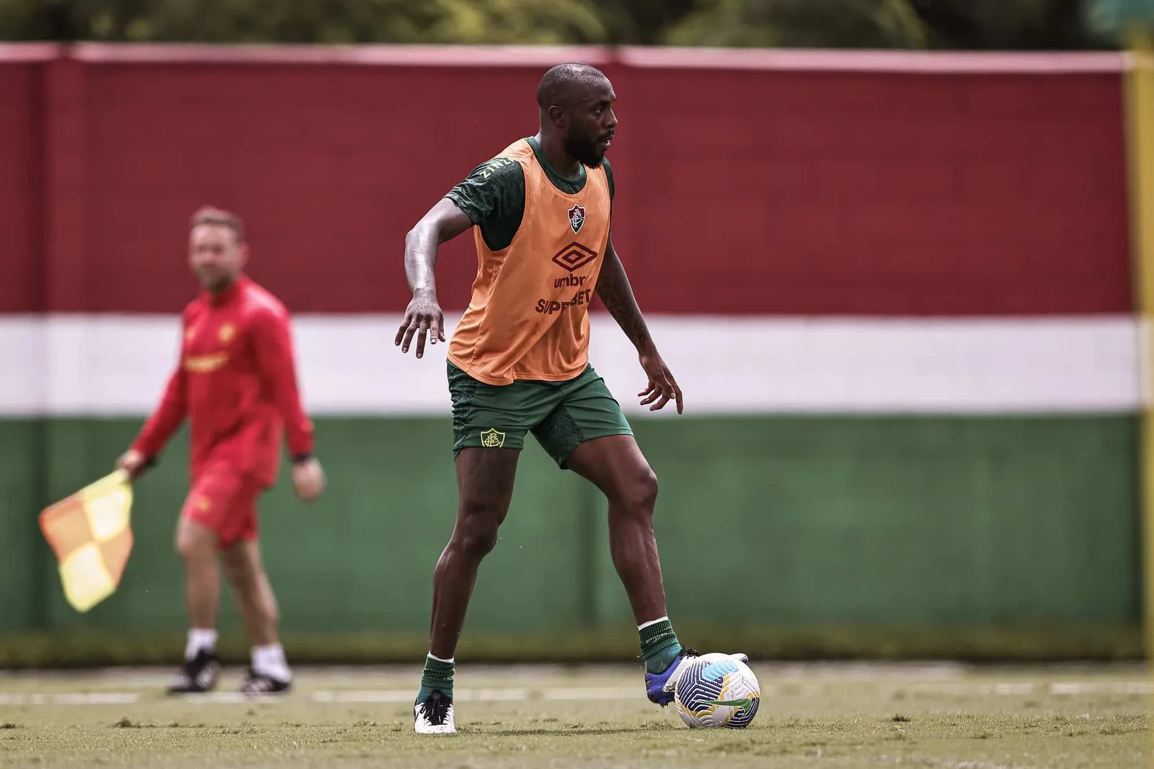 Manoel em treino no CT Carlos Castilho: zagueiro seria preservado por Mano Menezes, mas pode ser titular contra o Internacional - Foto: MARCELO GON&Ccedil;ALVES/FFC