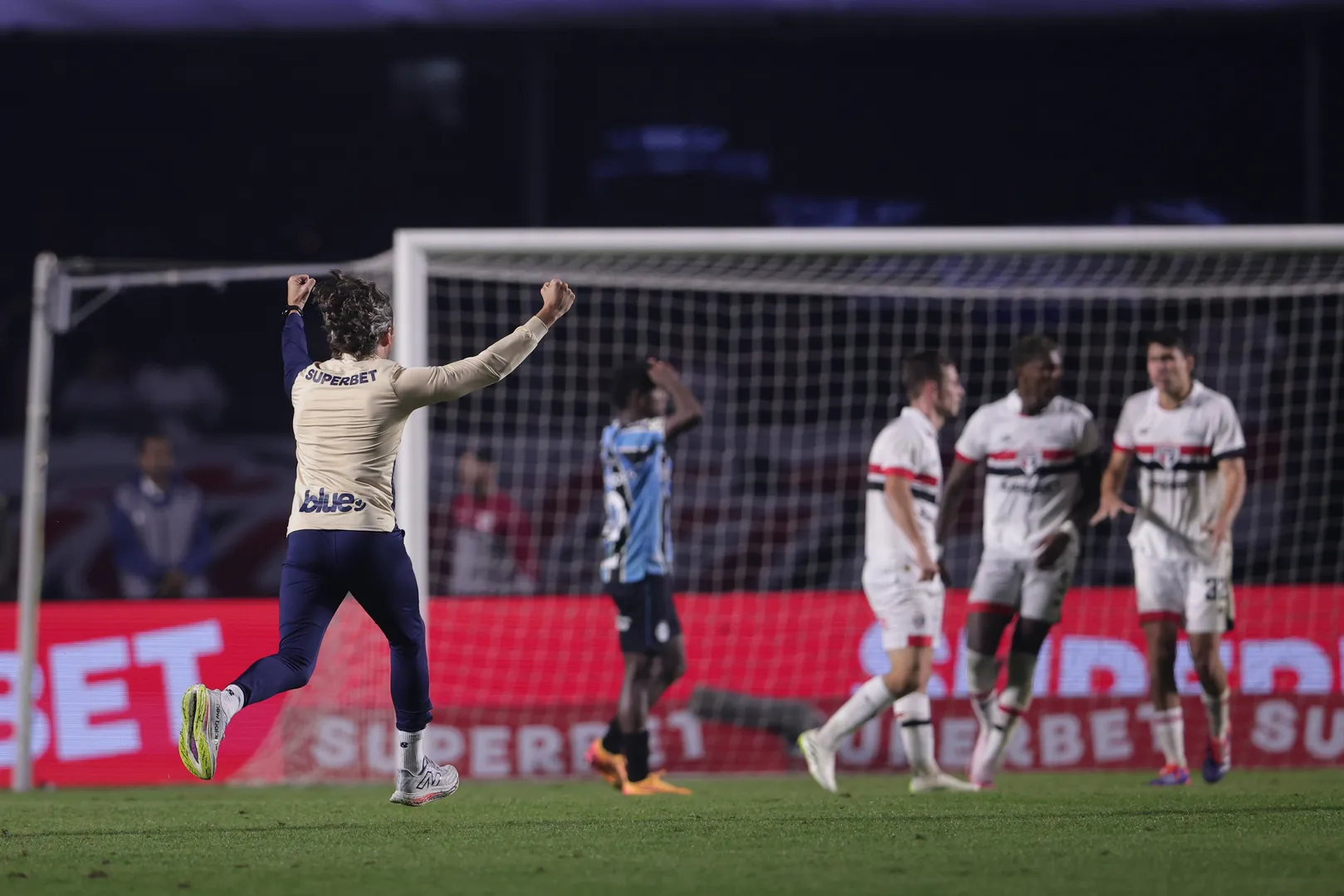 Luis Zubeld&iacute;a sai correndo pelo campo para comemorar vit&oacute;ria sobre o Gr&ecirc;mio