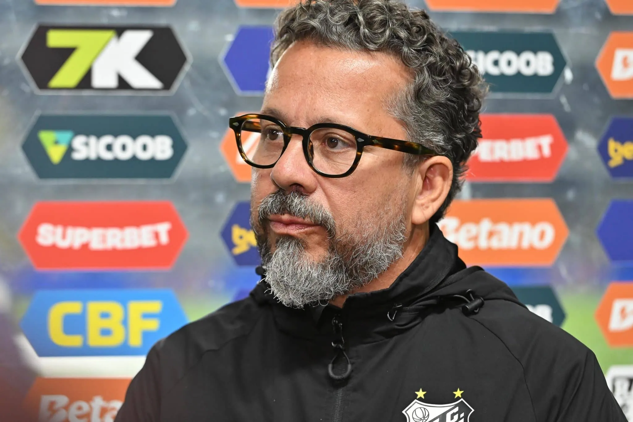 Cl&eacute;ber Xavier em entrevista antes de jogo