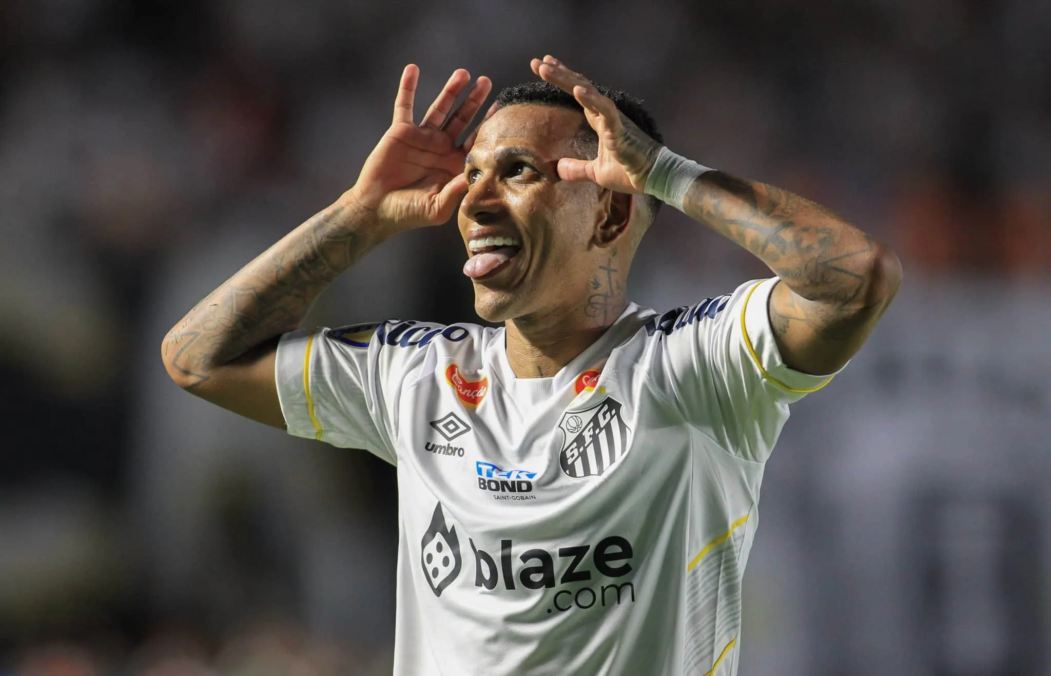 Com Neymar na torcida, Santos vence o Palmeiras e fica mais pr&oacute;ximo do t&iacute;tulo do Paulist&atilde;o