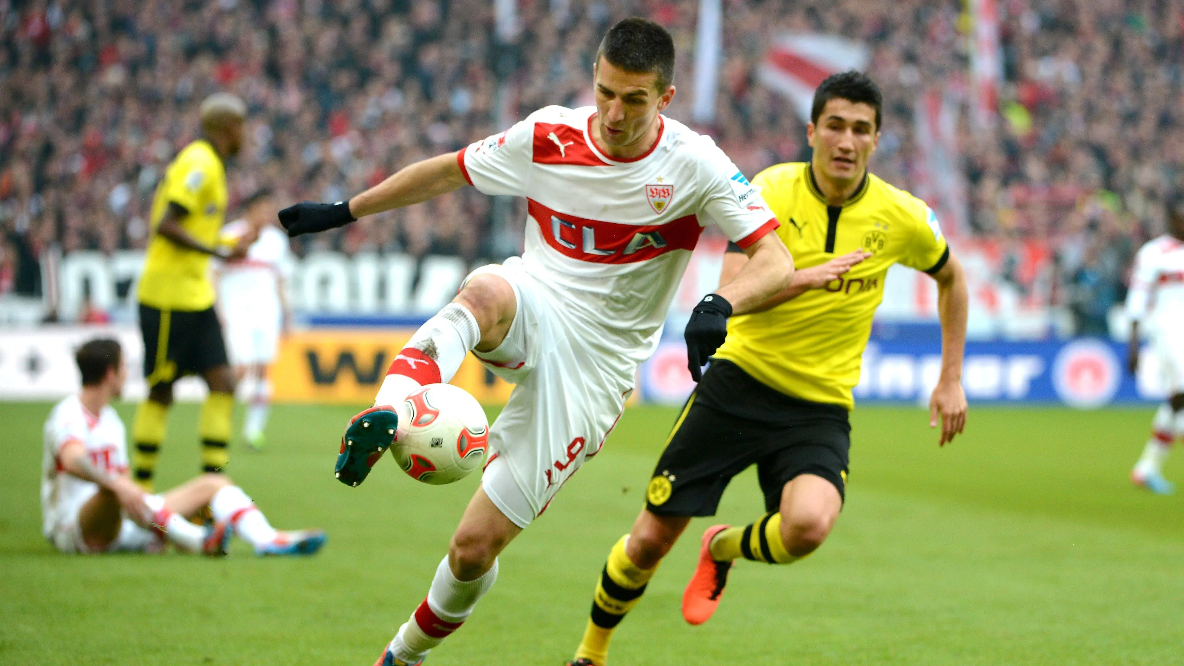 Com gol no final, Dortmund vence e adia t&iacute;tulo do Bayern