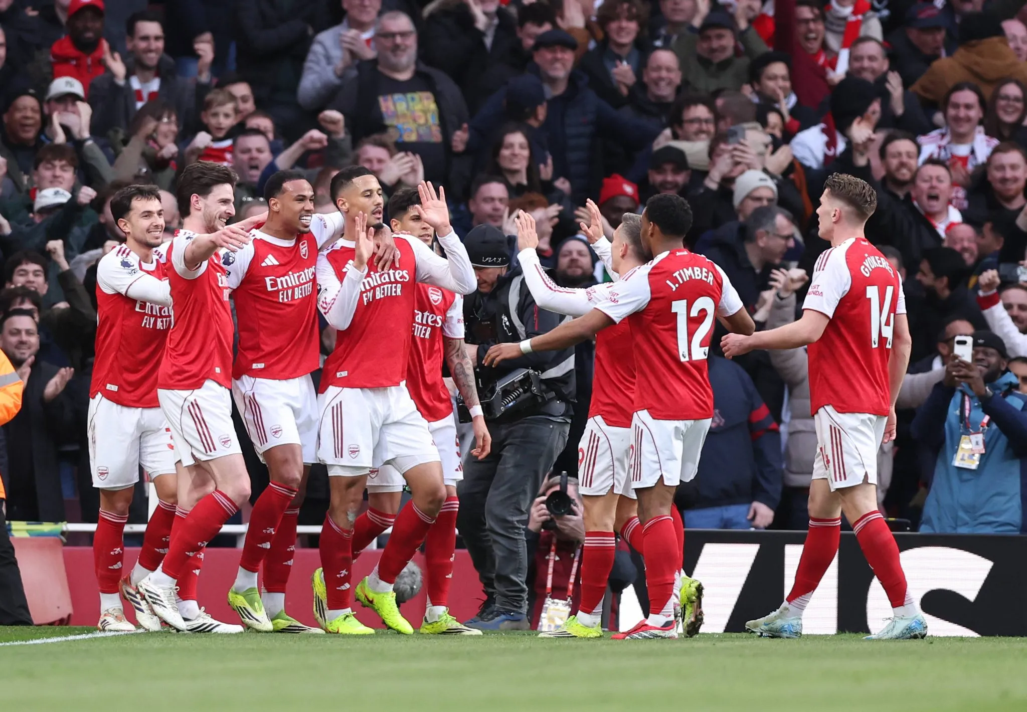 Jogadores do Arsenal comemoram gol