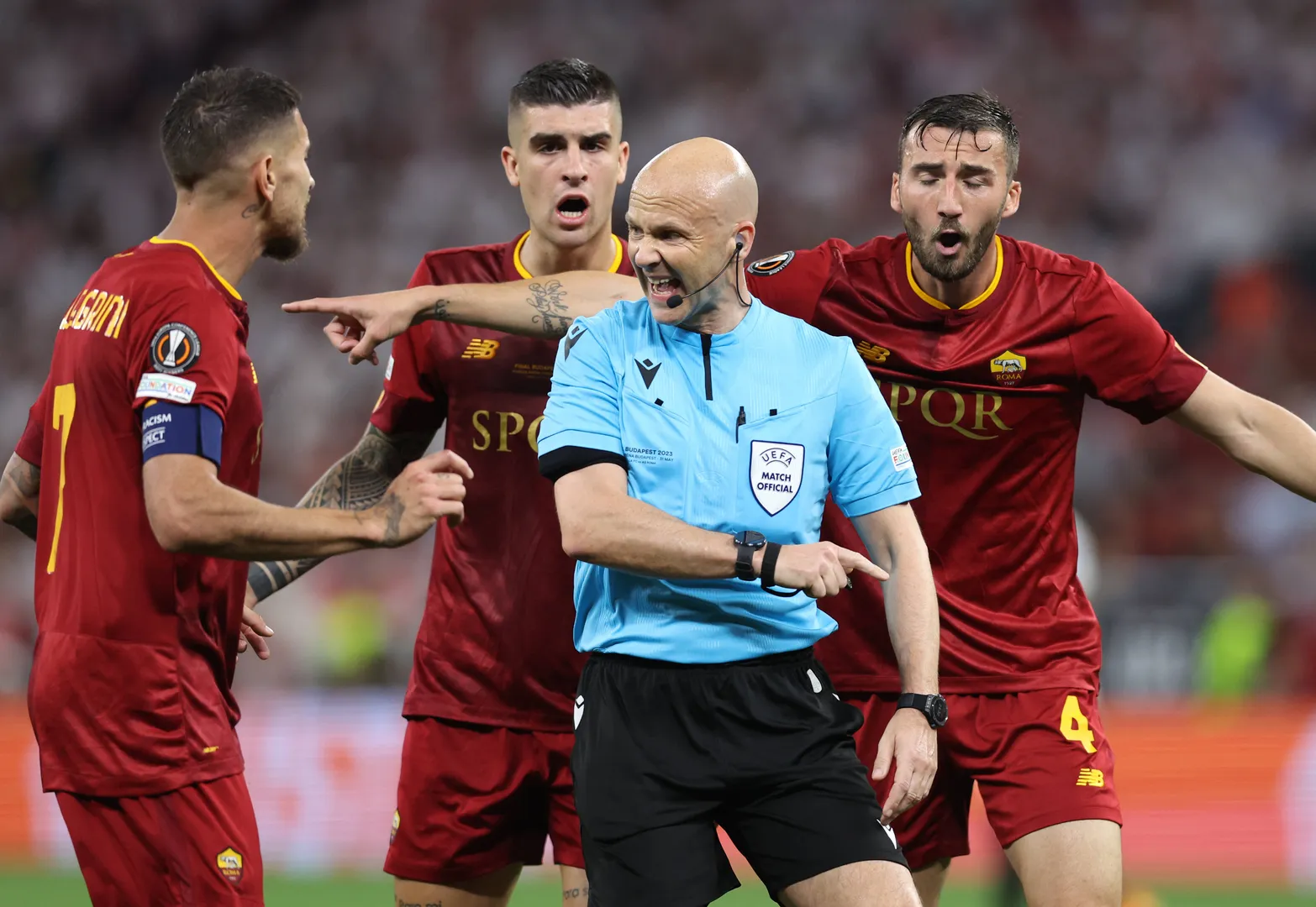 Foto: (Imago) - Anthony Taylor deixou jogadores da Roma na bronca na final da Liga Europa 2022/23