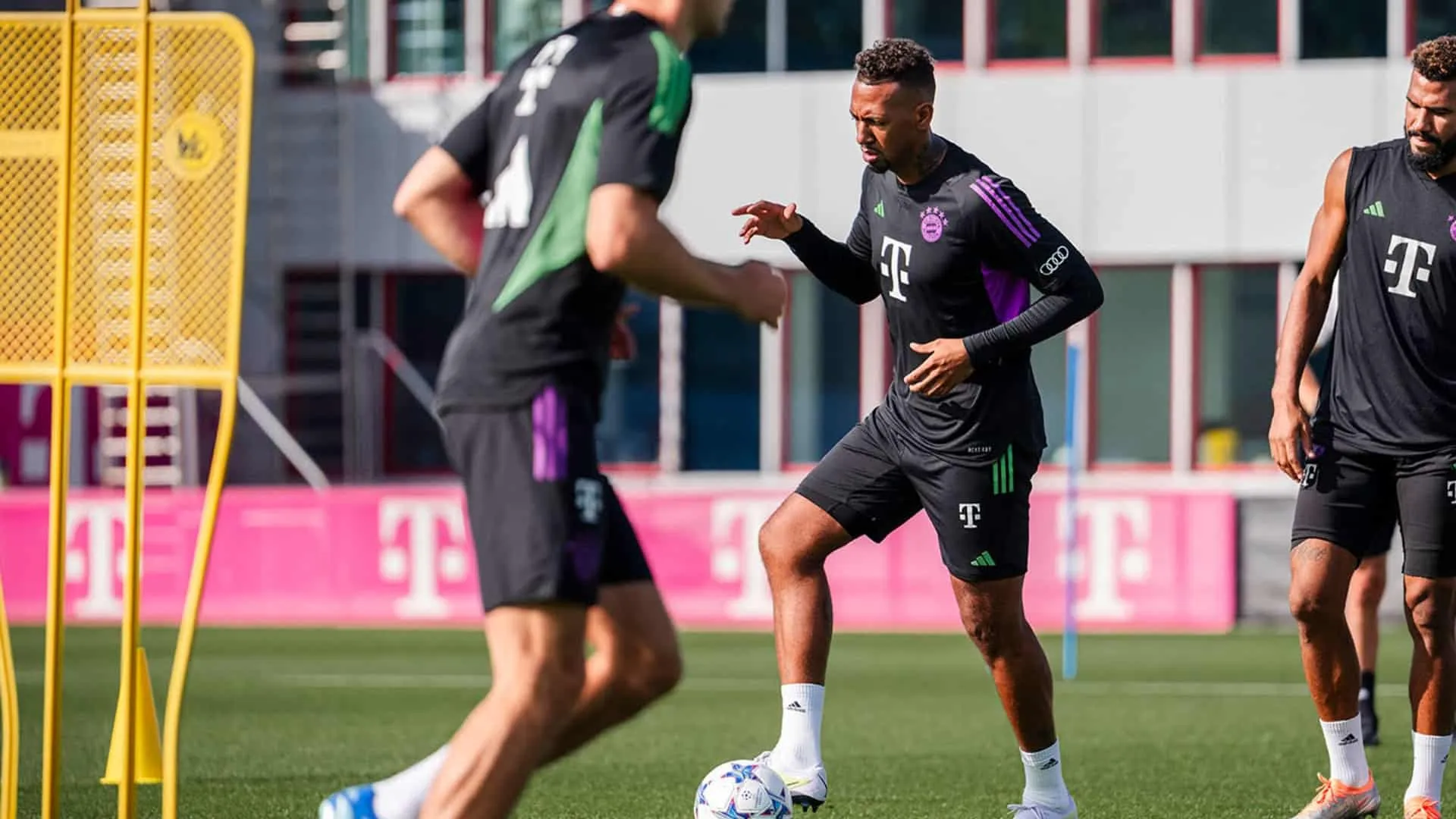 J&eacute;r&ocirc;me Boateng treina no Bayern e pode se tornar solu&ccedil;&atilde;o para falta de zagueiros do elenco