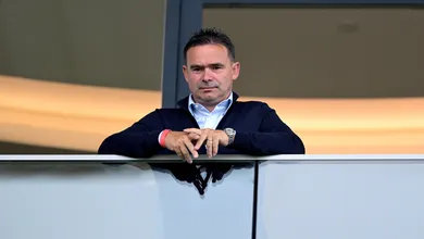 Marc Overmars &eacute; suspenso por um ano do futebol na Holanda por mensagens inapropriadas a colegas mulheres