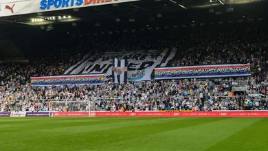 Newcastle d&aacute; exemplo e bane por tempo indeterminado autor de ataques racistas contra jogadores do Liverpool