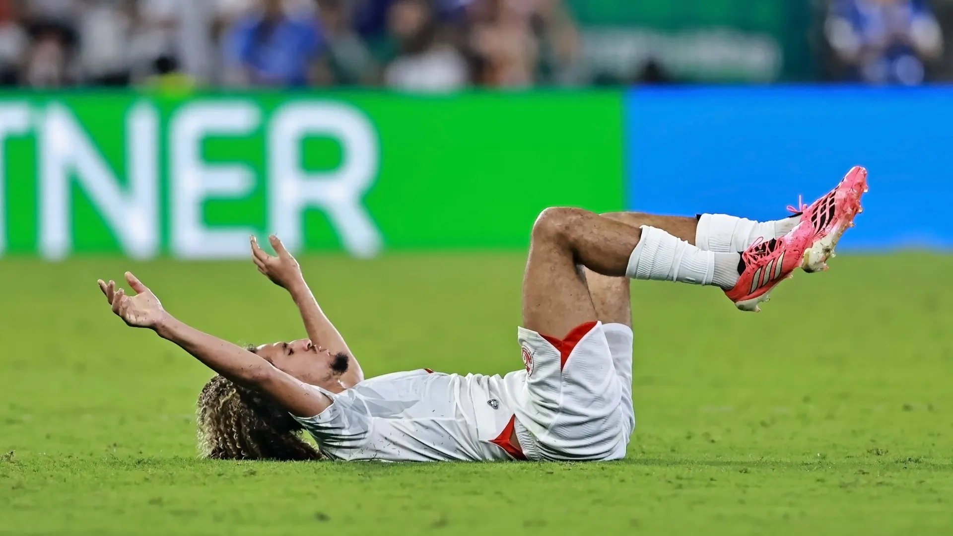 Hannibal Mejbri, meio-campista da Tun&iacute;sia, ca&iacute;do no gramado lesionado durante a partida entre Tun&iacute;sia e Jap&atilde;o pelo Grupo F da Copa do Mundo FIFA 2026, no Est&aacute;dio Monterrey, no M&eacute;xico, em 20 de junho de 2026.