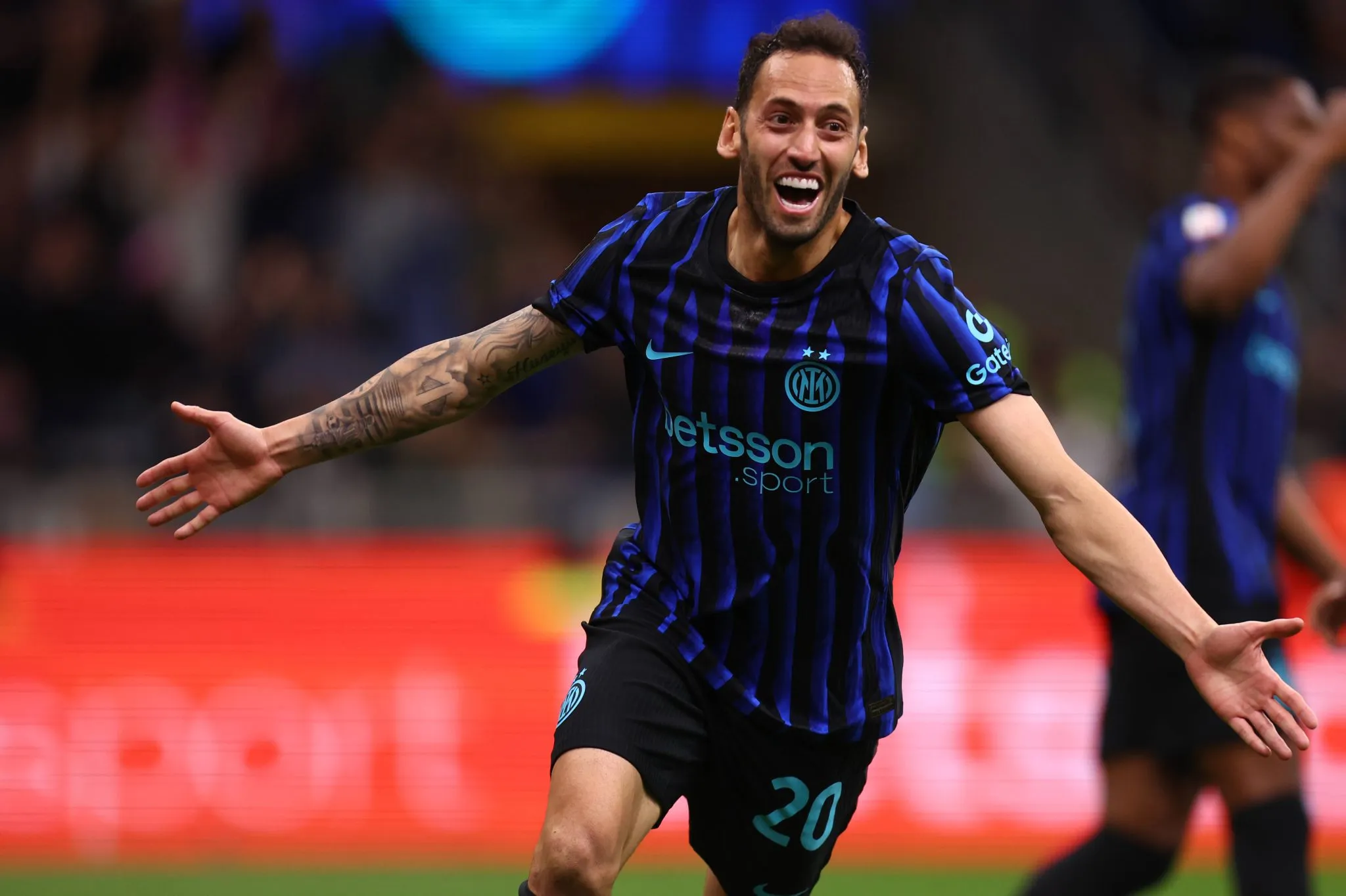 Hakan &Ccedil;alhanoglu comemora gol da Internazionale (Foto: Imago/Marco Canoniero)