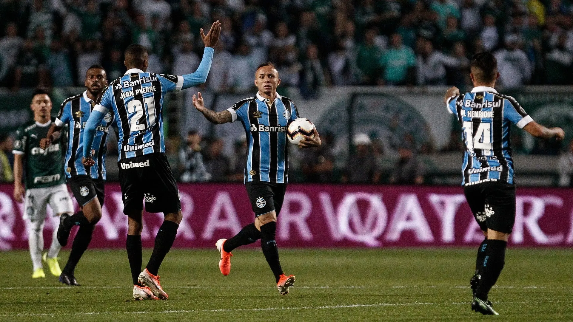 Falta de repert&oacute;rio do Palmeiras esbarrou em um muro tricolor, e o Gr&ecirc;mio est&aacute; na semifinal