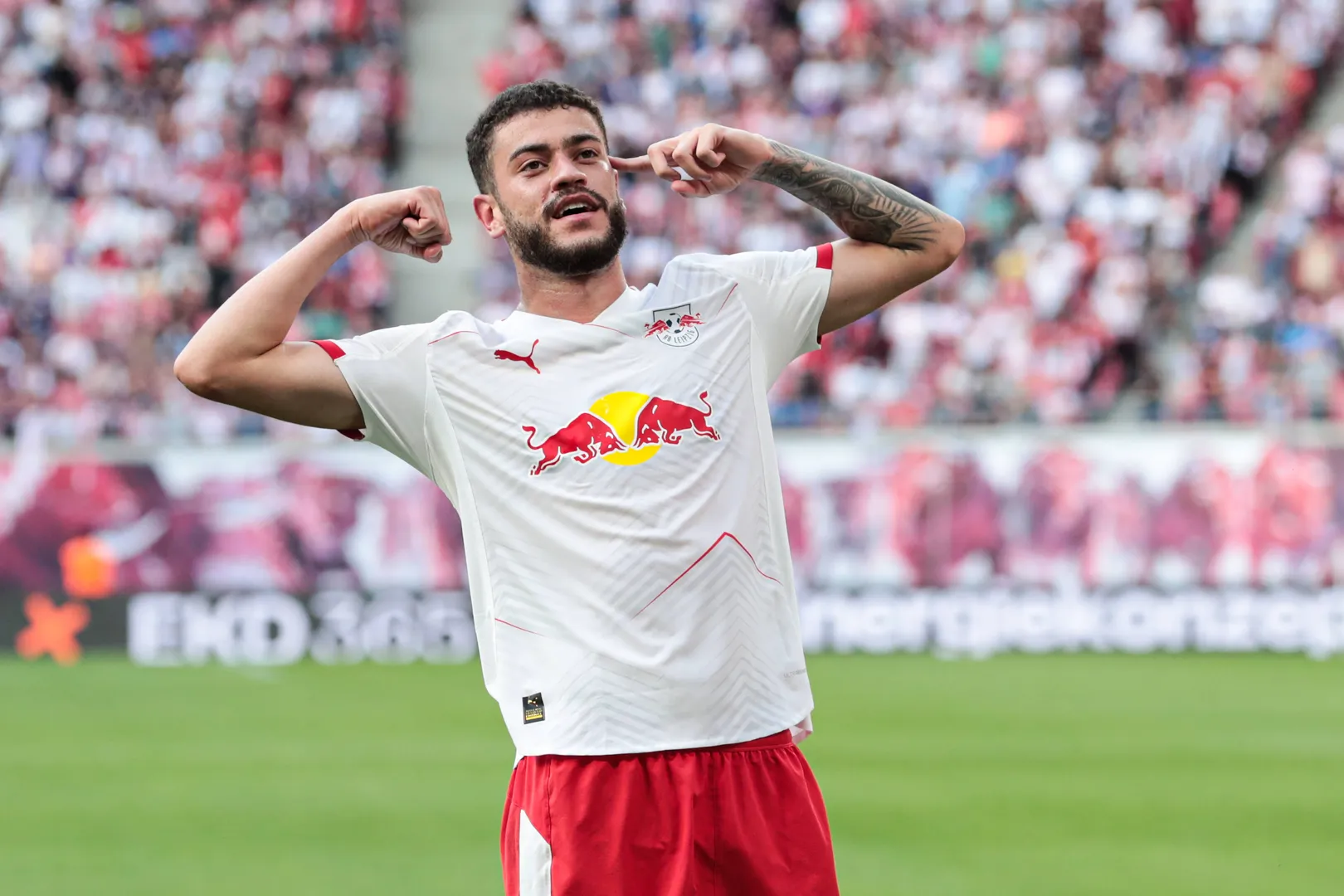 R&ocirc;mulo celebra gol pelo RB Leipzig
