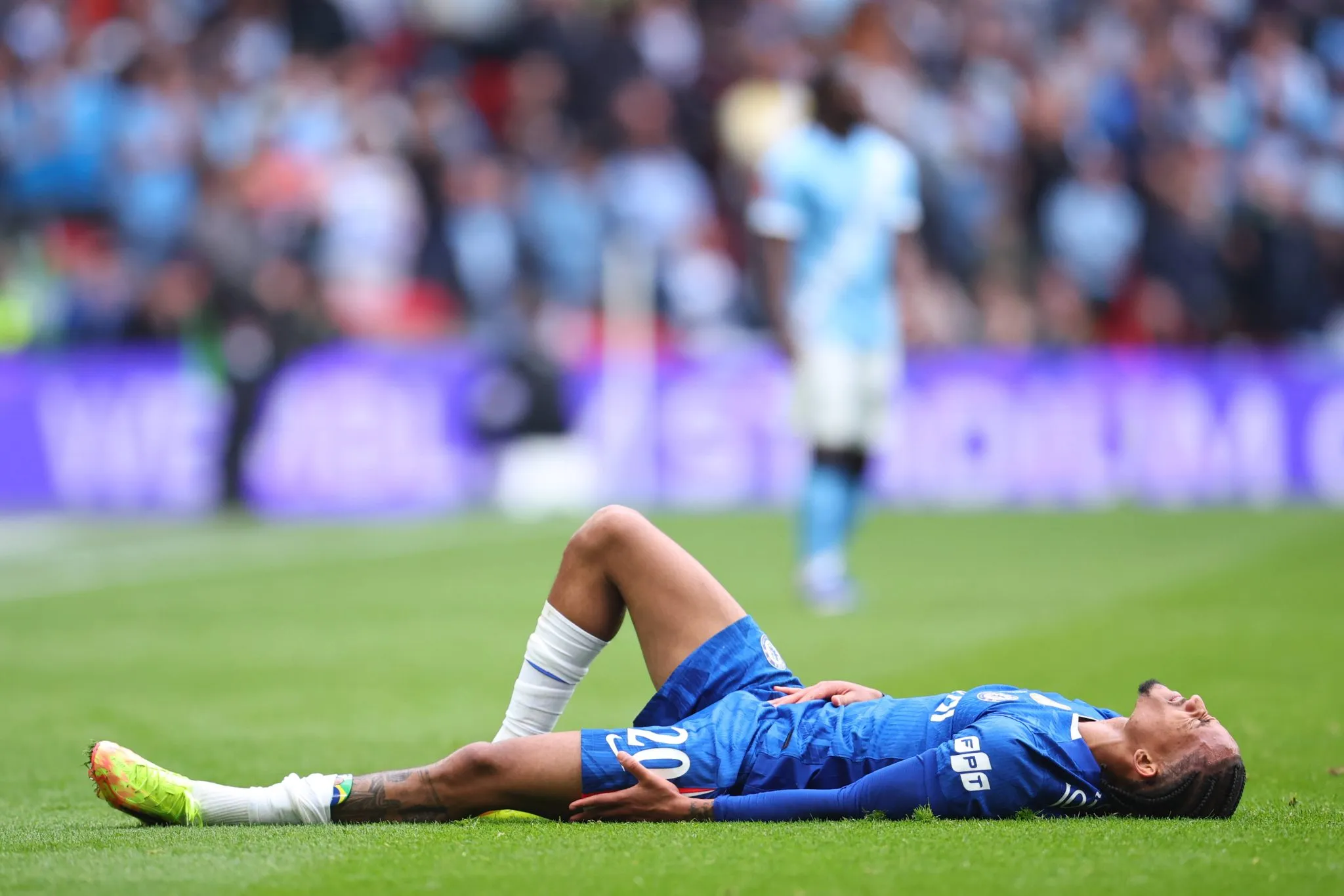 Jo&atilde;o Pedro deixou o gramado lesionado ap&oacute;s final da FA Cup 