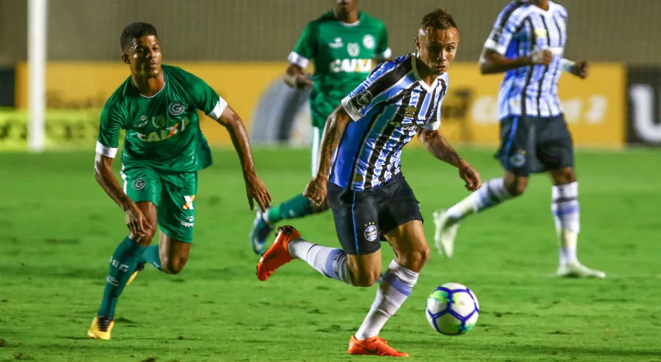 Everton deu um drible da vaca de chaleira, e este foi s&oacute; um dos requintes no gola&ccedil;o contra o Goi&aacute;s