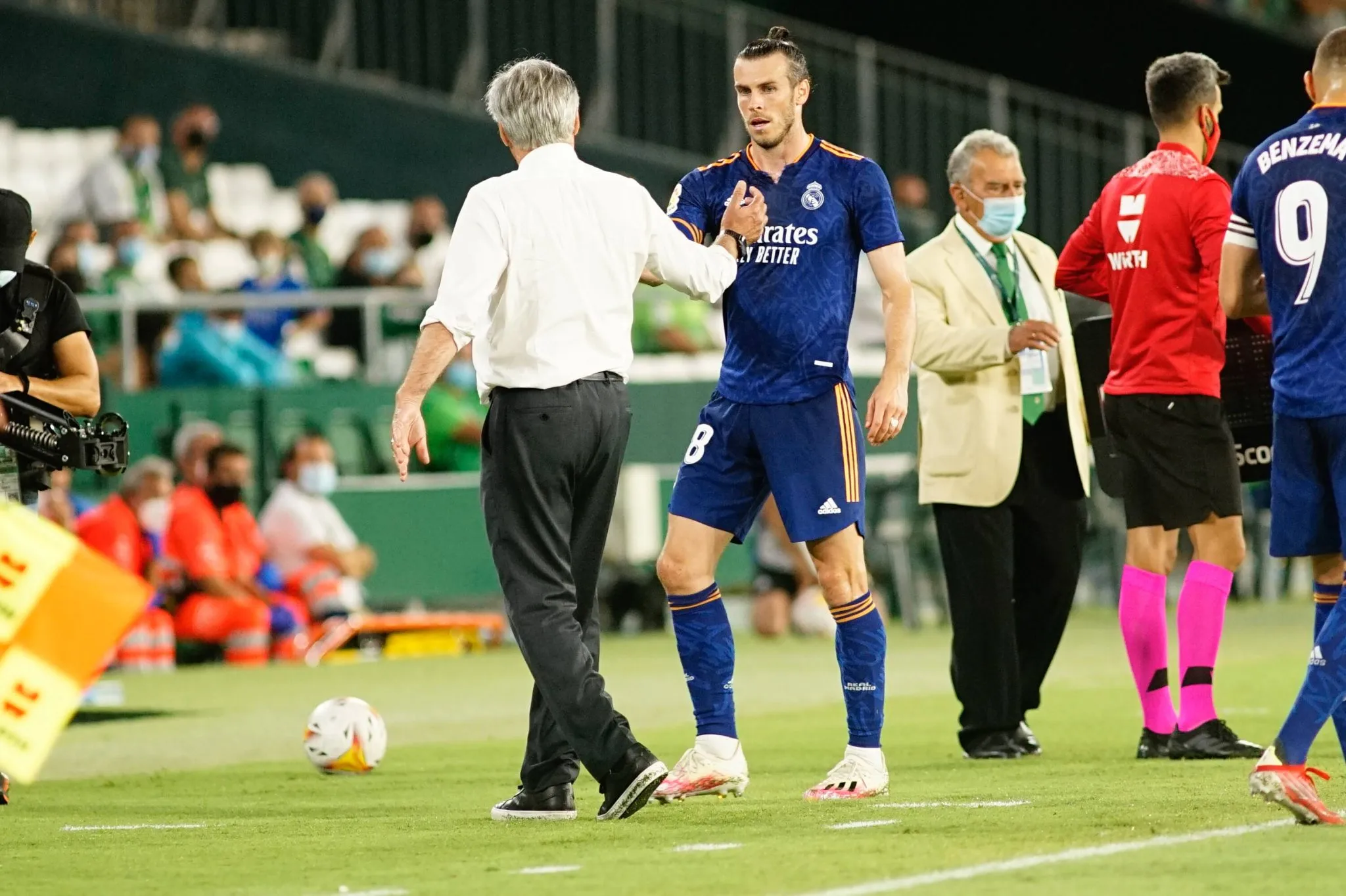 Ancelotti e Bale em jogo do Real Madrid, em 2021