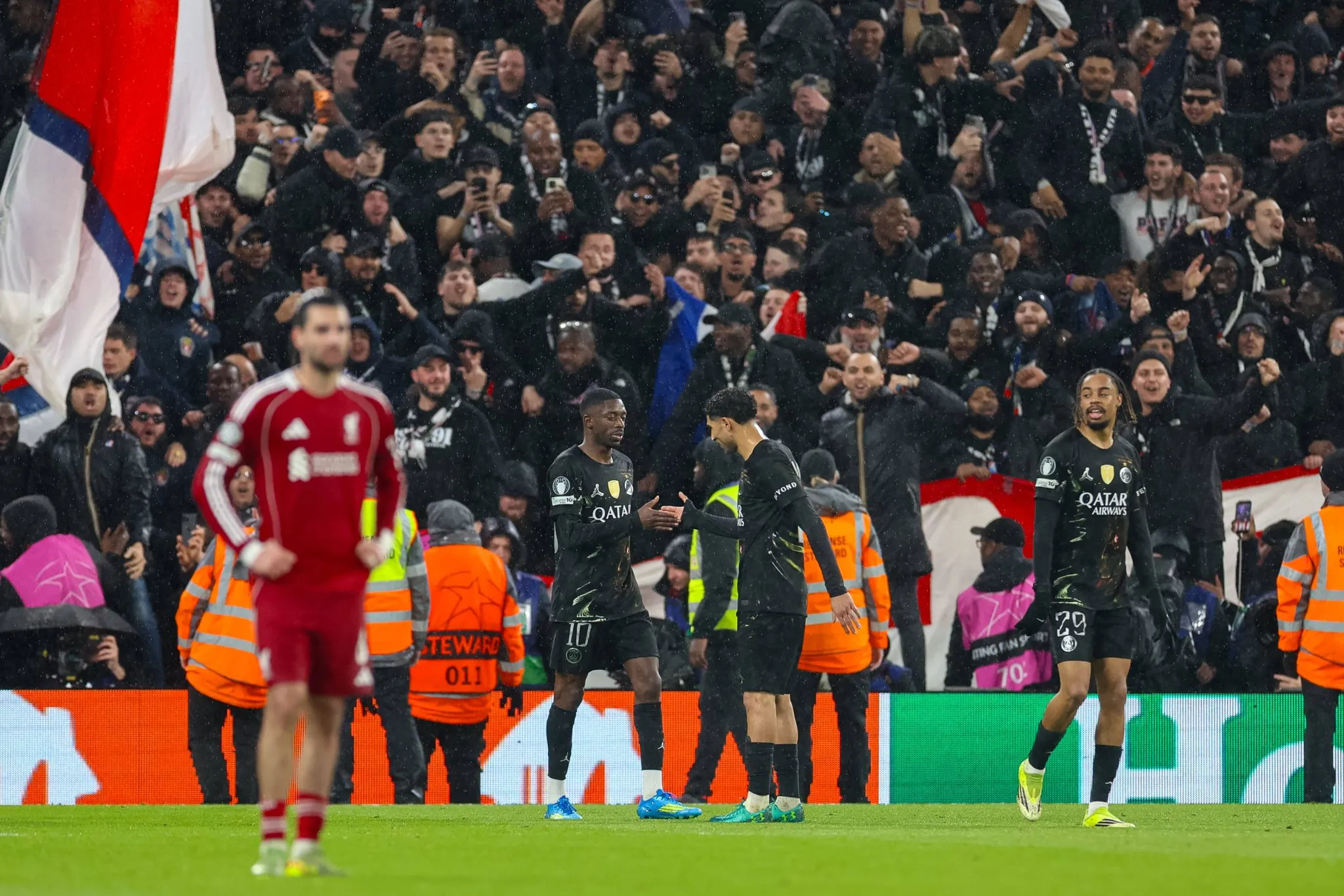 Szoboszlai cabisbaixo com comemora&ccedil;&atilde;o dos jogadores do PSG ao fundo