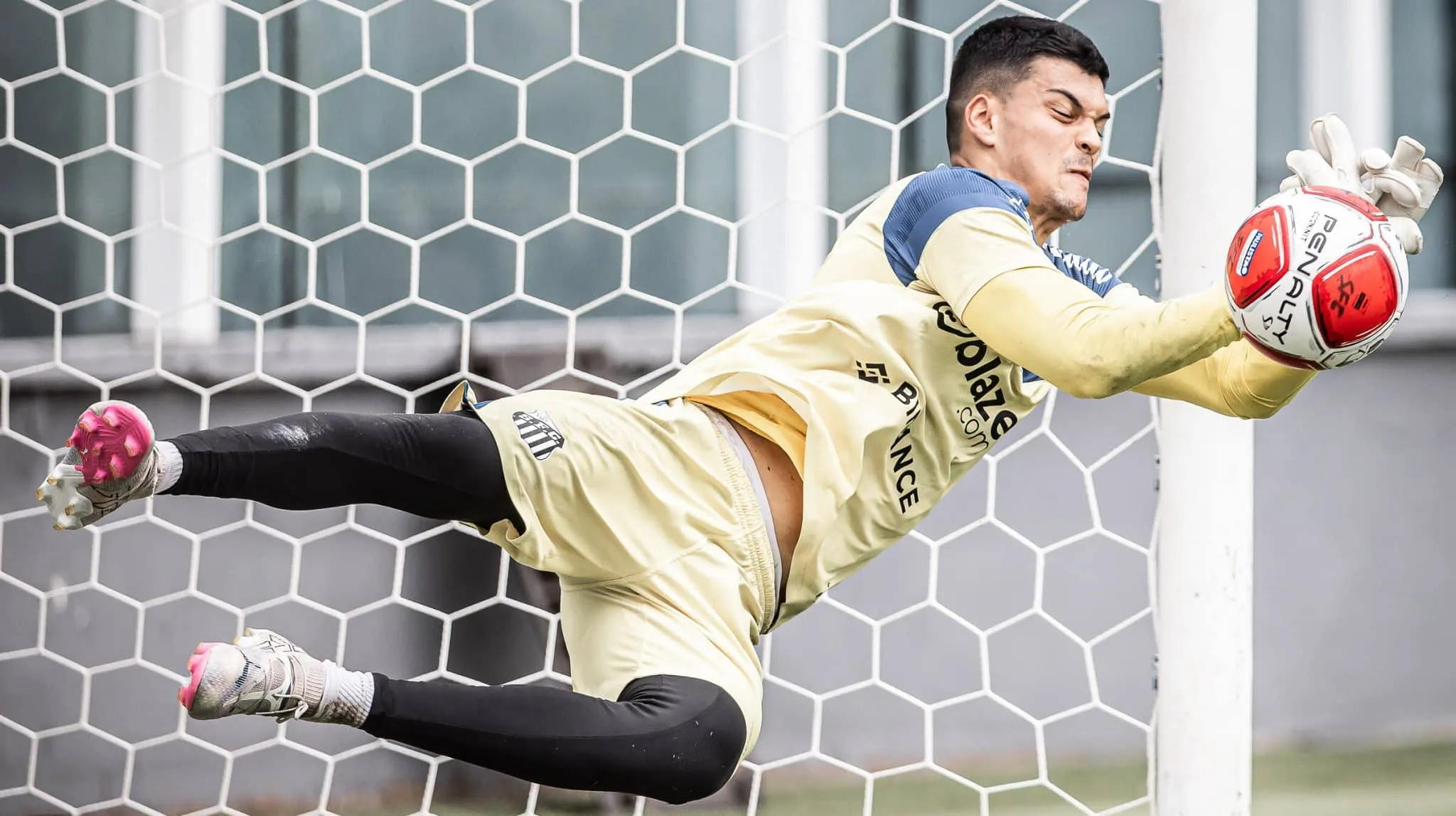 Finalmente apresentado, refor&ccedil;o do Santos est&aacute; feliz como n&atilde;o ficava h&aacute; anos