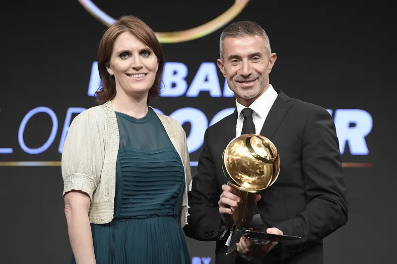 Andre Berta posa com o pr&ecirc;mio de melhor diretor esportivo de 2019