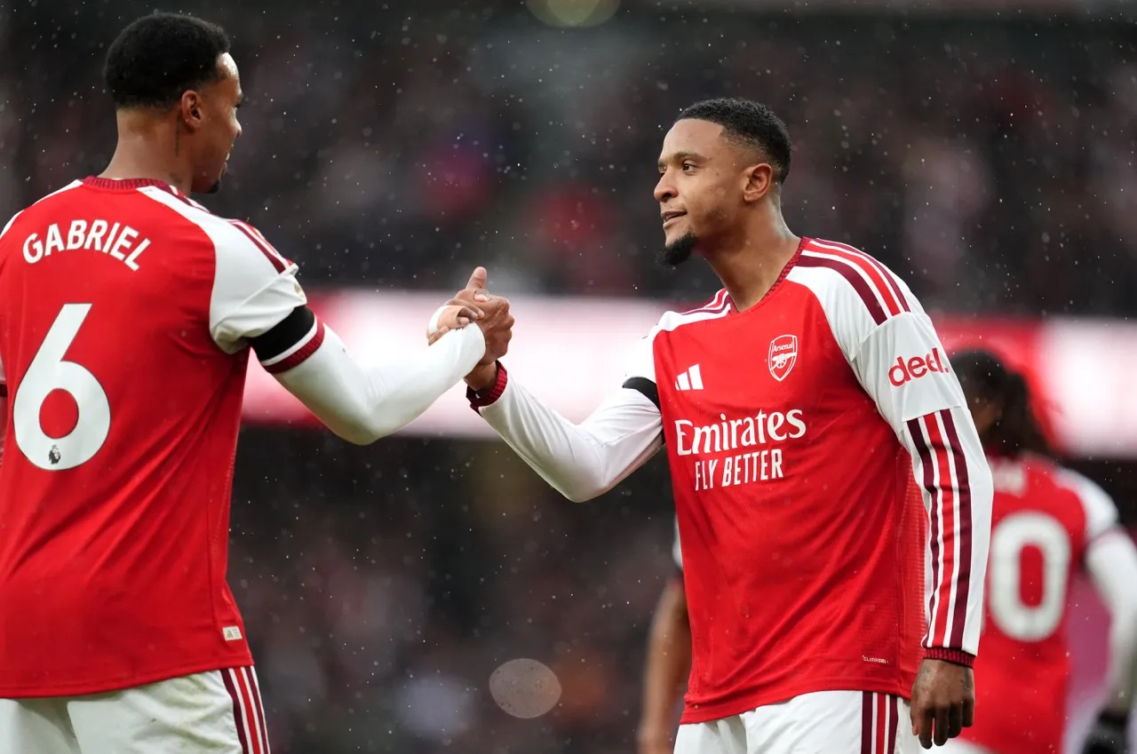 Magalh&atilde;es e Konsa marcaram gols do Arsenal