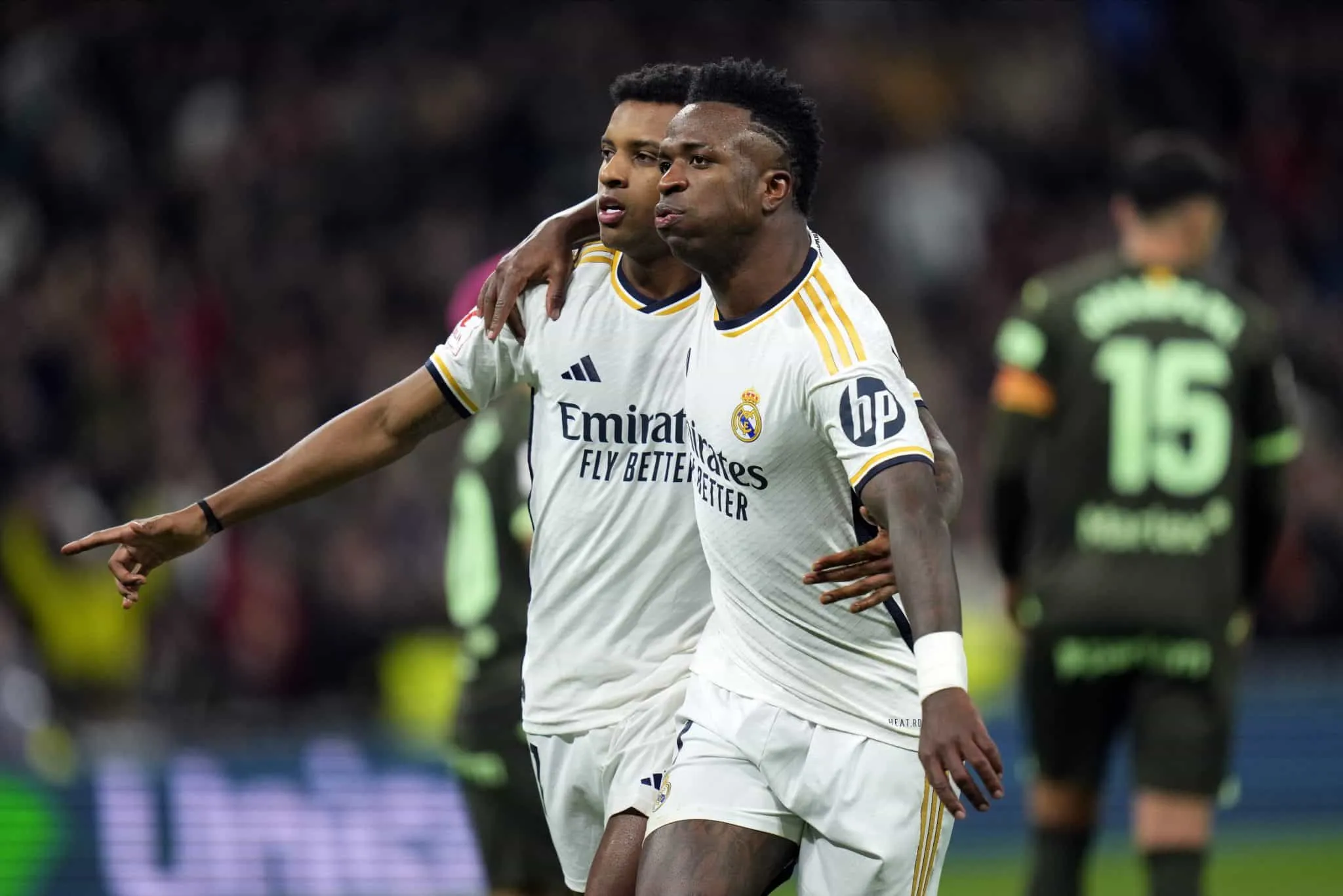 Real Madrid vira vil&atilde;o do conto de fadas do Girona e coloca os dez dedos na ta&ccedil;a de La Liga