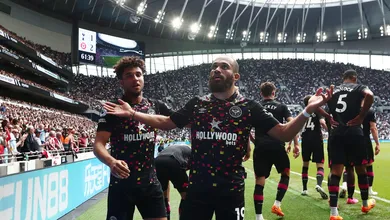 O Tottenham se despediu da torcida na temporada com outra decep&ccedil;&atilde;o, ao tomar a virada do Brentford em casa