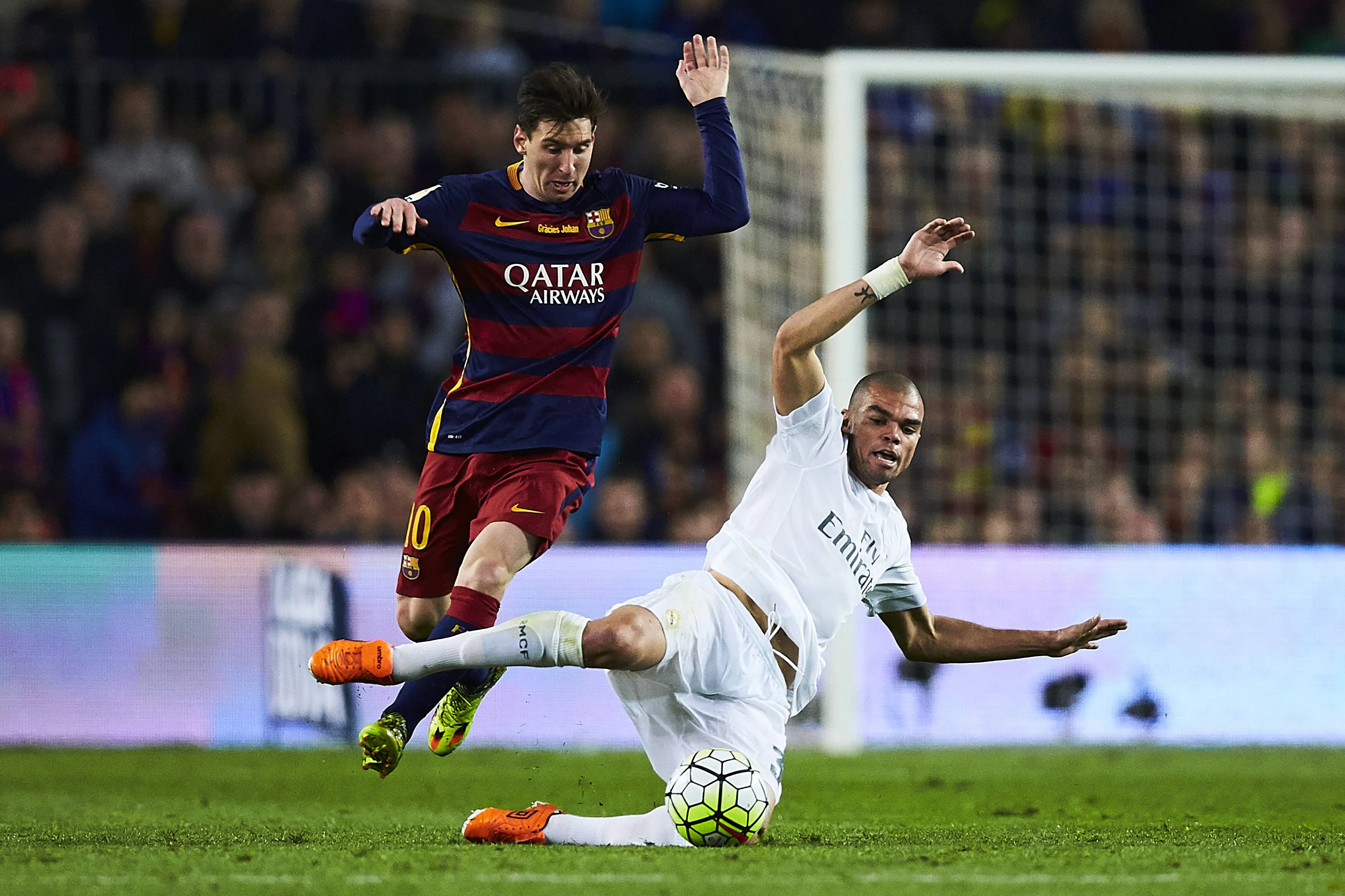 Pepe marca Messi em cl&aacute;ssico entre Real Madrid e Barcelona em 2016