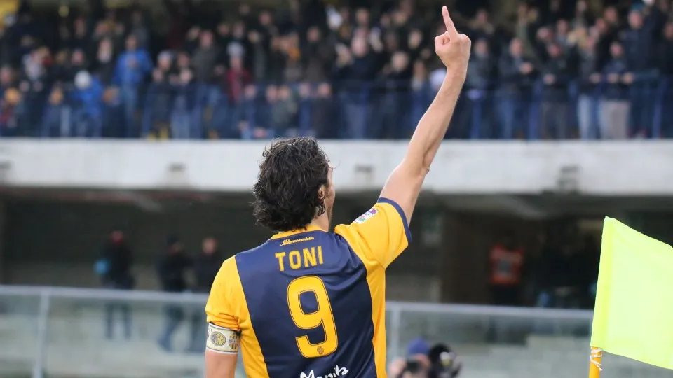 Luca Toni &eacute; caneleiro? Ent&atilde;o veja o gola&ccedil;o cheio de malemol&ecirc;ncia que ele fez
