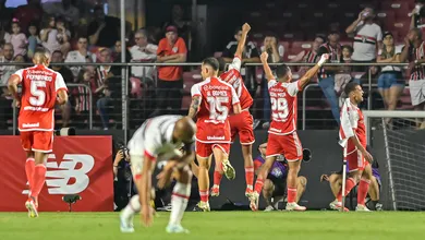 Inter desfila em avenida deixada pelo S&atilde;o Paulo e fica mais perto do G6