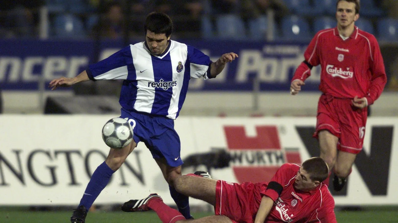 Na temporada em que se firmou, Gerrard brilhou contra o Porto a caminho de tr&ecirc;s t&iacute;tulos