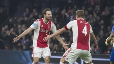 Mesmo na zaga, Blind curtiu uma de artilheiro e anotou tr&ecirc;s gols nos 8 a 0 do Ajax