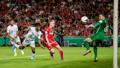 Energie Cottbus resistiu bem &agrave; press&atilde;o do Bayern, gra&ccedil;as ao seu goleiro de 19 anos