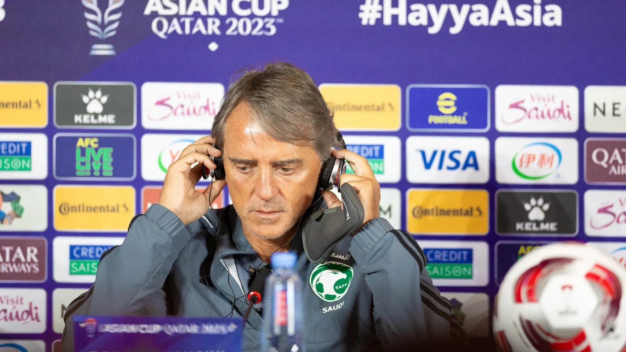 T&eacute;cnico da Ar&aacute;bia Saudita, Roberto Mancini se surpreende com exig&ecirc;ncias de atletas desconvocados da Copa da &Aacute;sia