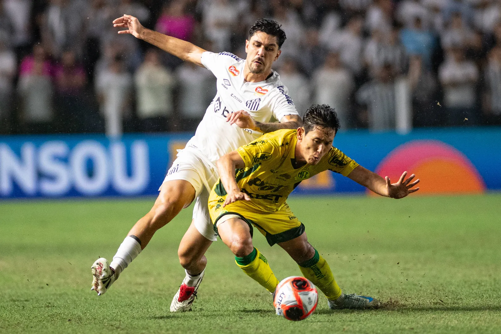 Jo&atilde;o Basso em a&ccedil;&atilde;o pelo Santos na estreia do Paulist&atilde;o (Foto: Imago)