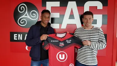 A hist&oacute;ria se repete: Aos 17 anos, Isaac Drogba assina com o Guingamp, onde seu pai foi &iacute;dolo