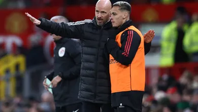 Ten Hag insinua que Antony &lsquo;n&atilde;o faz por merecer&rsquo; vaga no United