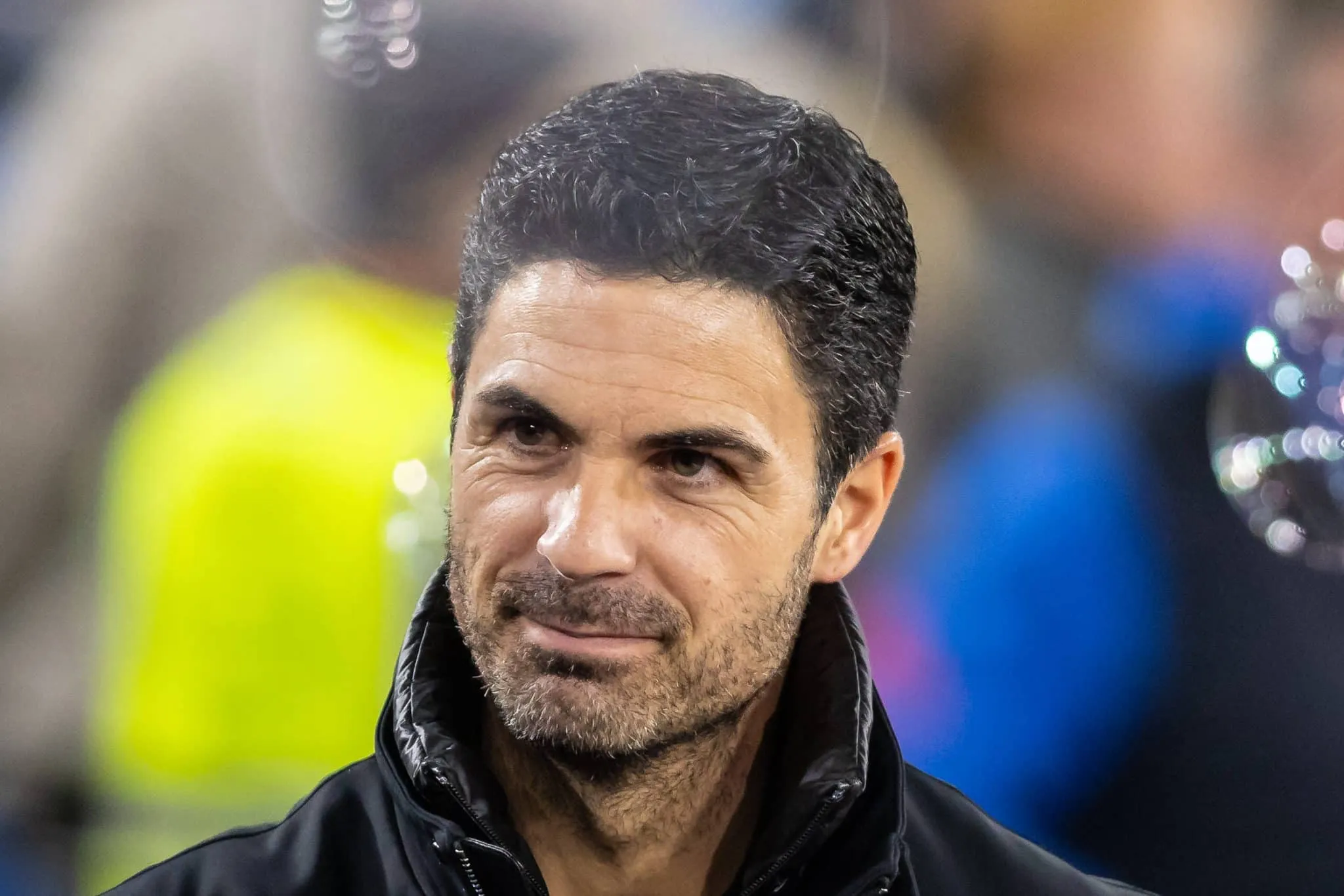 Arteta d&aacute; leve alfinetada no Liverpool para defender o Arsenal