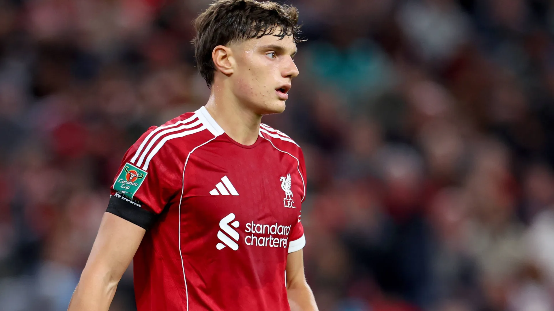 Giovanni Leoni, zagueiro italiano do Liverpool, em ação durante a partida da terceira rodada da Copa da Liga entre Liverpool e Southampton, em Anfield, em Liverpool, na Inglaterra, em 23 de setembro de 2025.
