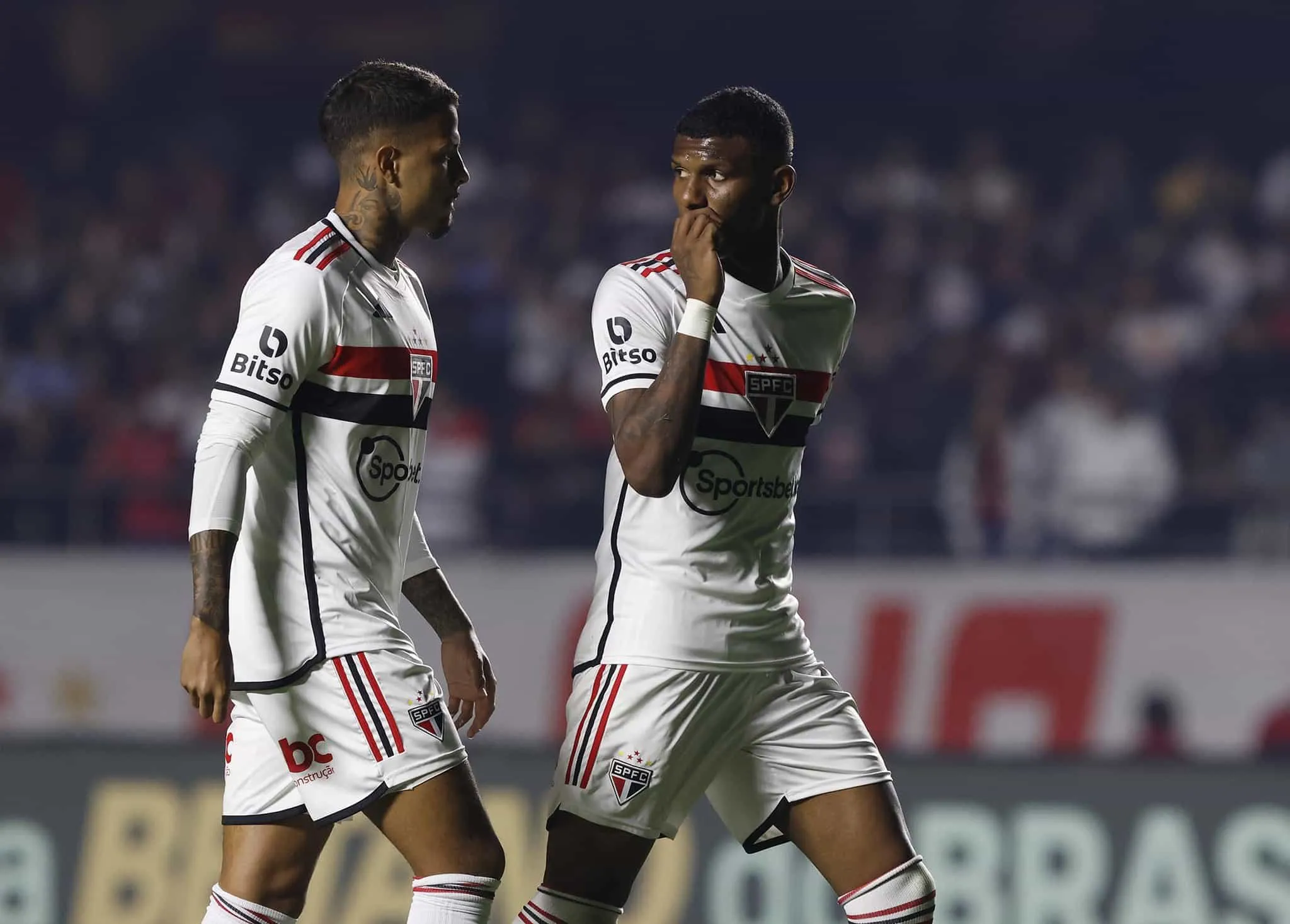 Defesa do S&atilde;o Paulo sobrevive a baixas e vira arma para eliminar&nbsp;Palmeiras