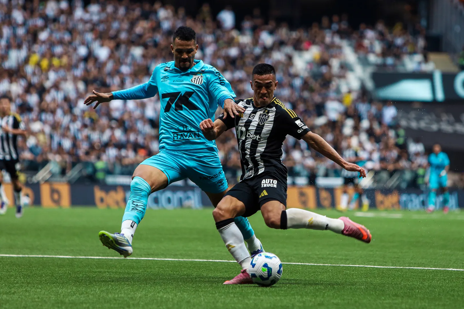 Z&eacute; Ivaldo, em a&ccedil;&atilde;o pelo Santos contra o ATl&eacute;tico