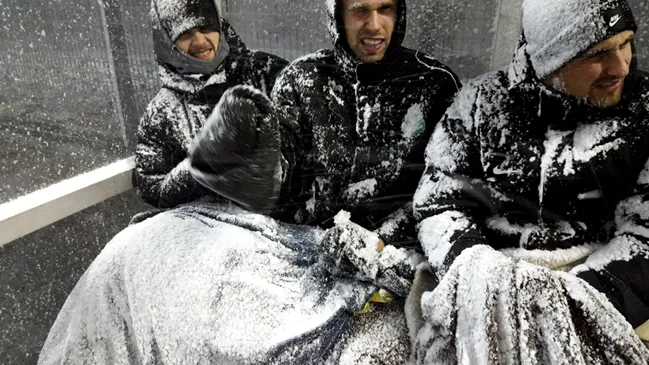 Se um jogo na Isl&acirc;ndia teve que ser interrompido por causa da neve, &eacute; porque nevou muito