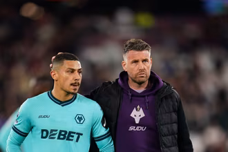 Gol de bicicleta e &lsquo;apag&atilde;o&rsquo;: Wolves de Andr&eacute; e Jo&atilde;o Gomes sofrem derrota que pode cravar rebaixamento