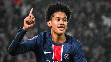 Promessa de 18 anos realiza sonho de crian&ccedil;a em goleada do PSG