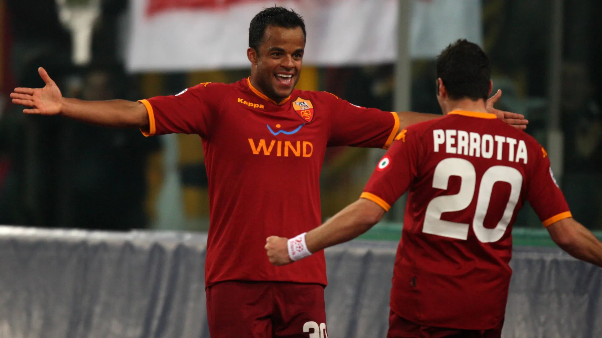 Amantino Mancini e Simone Perrotta, da Roma, comemoram um gol pela Champions League 2007/08, em fevereiro de 2008.
